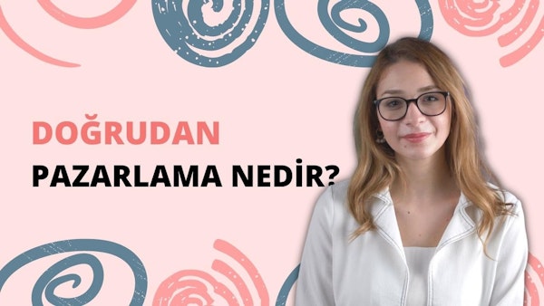 Bu, gözlük ve beyaz gömlek giyen bir kadının görüntüsüdür. Yüzü kameraya dönüktür ve yüzü odaktadır, bu da yüz hatlarını net bir şekilde görmemizi sağlar. Gözleri ince, dikdörtgen bir çerçeveye sahip gözlüklerin arkasında gizlenmiş. Saçları düşük bir at kuyruğu şeklinde geriye doğru toplanmış ve dudakları bir şey söyleyecekmiş gibi hafifçe ayrılmış. V yakalı ve kısa kollu beyaz bir gömlek giyiyor. Gömleğin üst kısmında iki düğme var ve kumaş hafif buruşuk görünüyor. Duruşu rahattır ve doğrudan kameraya bakmaktadır.