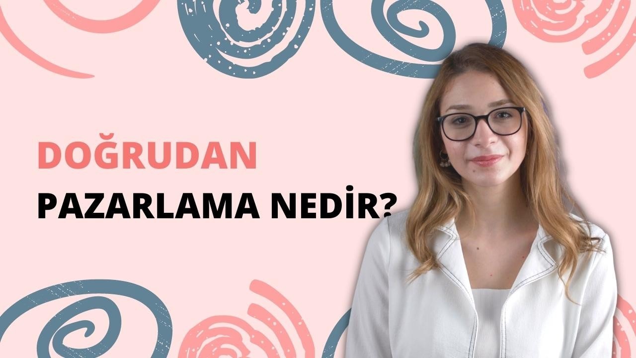 Bu, gözlük ve beyaz gömlek giyen bir kadının görüntüsüdür. Yüzü kameraya dönüktür ve yüzü odaktadır, bu da yüz hatlarını net bir şekilde görmemizi sağlar. Gözleri ince, dikdörtgen bir çerçeveye sahip gözlüklerin arkasında gizlenmiş. Saçları düşük bir at kuyruğu şeklinde geriye doğru toplanmış ve dudakları bir şey söyleyecekmiş gibi hafifçe ayrılmış. V yakalı ve kısa kollu beyaz bir gömlek giyiyor. Gömleğin üst kısmında iki düğme var ve kumaş hafif buruşuk görünüyor. Duruşu rahattır ve doğrudan kameraya bakmaktadır.