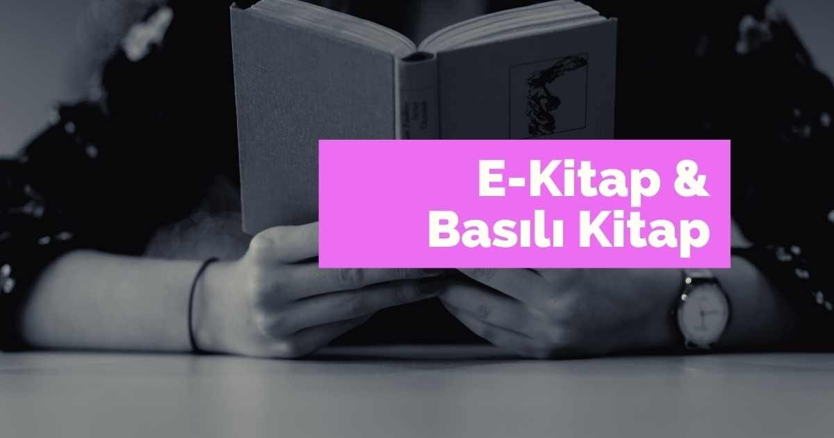 Bir kişi masada oturmuş kitap okumaktadır. Kitap açık ve okuyucunun işaret parmağı bir sayfanın üzerinde. Kişi mor bir gömlek giymiştir ve yüzünde ciddi bir ifade vardır. Kitap siyah beyazdır, kapağında bir saat vardır ve arka planda mor bir tabelanın üzerinde beyaz renkle Beni Oku yazmaktadır. Ön planda, kitabı tutan bir elin yakın çekimi görülmektedir. Okuyucu öne doğru eğilmiş, dikkatle kitaptaki kelimelere odaklanmaktadır. Oda loş bir şekilde aydınlatılmıştır ve kitap görüntüdeki tek ışık kaynağıdır.