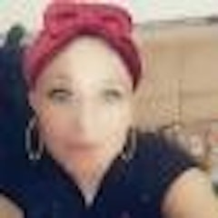 Bu resim selfie çeken bir kadını gösteriyor. Dik duruyor ve yüzünde geniş bir gülümsemeyle kameraya bakıyor. Beyaz bir tişört ve mavi bir kot pantolon giyiyor. Saçları topuz yapılmış ve birkaç tutam saç yüzüne düşüyor. Cildi ışıkta parlıyor ve gözleri parlak ve hayat dolu. Elleri kamerayı yüzüne doğru tutuyor, selfie çekerken kolları hafifçe bükülmüş. Rahat ve mutlu görünüyor, anın tadını çıkarıyor ve muhtemelen bunu başkalarıyla paylaşmaya hevesli. Yüz ifadesi heyecan ve neşeyi yansıtıyor ve dudakları fotoğrafta iyi göründüğünü biliyormuş gibi hafifçe sırıtıyor.