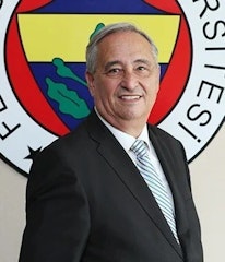 Bu, koyu renk takım elbise giyen ve desenli kravat takan bir adamın görüntüsüdür. Yüzünde ciddi bir ifade var ve elleri düzgünce ceplerine sokulmuş. Saçları kısa ve düzgünce taranmış. Gömleği beyaz, kravatı ise canlı bir mavidir. Profesyonel bir ortamda duruyor ve kendinden emin bir duruşu var. Gözleri uzaktaki bir şeye odaklanmış, kararlı ve her türlü zorluğun üstesinden gelmeye hazır görünüyor. Güç, güven ve başarının sembolüdür.