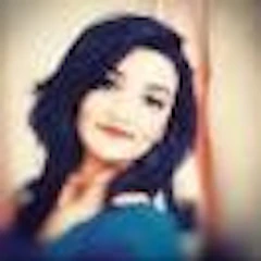 Bu resim koyu renk, omuz hizasında saçları olan genç bir kadını tasvir etmektedir. Yüzünde sıcak, davetkâr bir ifade var ve gözleri yumuşak ve davetkâr. Koyu renkli sade bir üst giymiş gibi görünen kadının duruşu rahat ve kendinden emin. Kadının saçları hafif dalgalı ve yüzünün etrafına gevşek bukleler halinde dökülüyor. Yüz hatlarını belirginleştiren ince, doğal bir makyaj görünümü var. Duruşu nazik ve davetkâr, sohbete açık olduğunu gösteriyor. Arka planın yumuşak ve nötr olması yüz hatlarının ön plana çıkmasını sağlıyor.