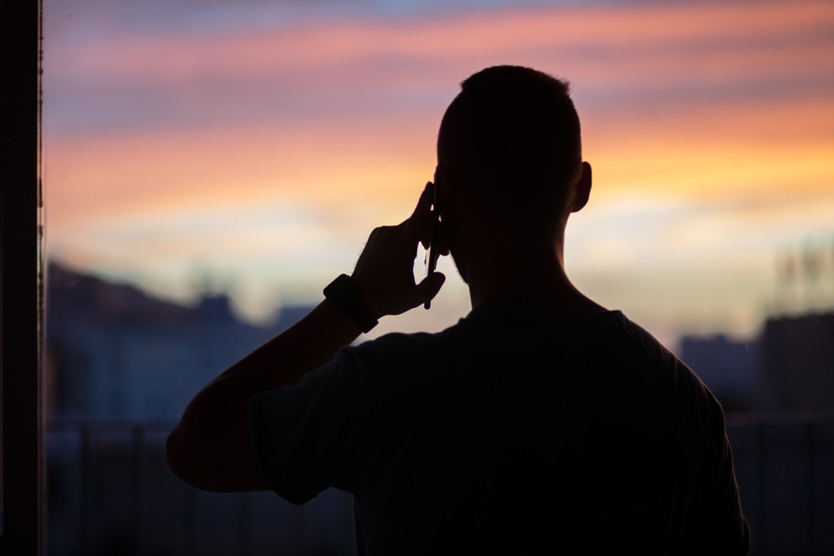 Ön planda cep telefonuyla konuşan bir adam silueti görülüyor. Adamın sol kolunda bir saat vardır ve saat odaktadır. Arka plan tamamen beyaz ve adam tamamen siyahtır, bu da keskin bir kontrast yaratır. Sağ kolu bükülmüş ve sol kolu uzanmış, telefonu kulağına götürüyor. Derin bir sohbet içindeymiş gibi görünüyor. Beden dili yoğun bir tartışmanın içinde olduğunu gösteriyor. Yüz hatları tanınmaz halde ama duruşu ciddi bir konuşma içinde olduğunu gösteriyor.