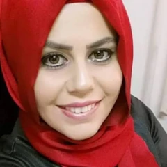 Uzun siyah saçlı bir kadın parlak kırmızı bir başörtüsü takarken görülüyor. Yüzü hafifçe yana eğik, gözleri kapalı ve dudaklarını küçük bir gülümseme süslüyor. Açık tenli, pürüzsüz ve kusursuz bir cilde sahip. Küçük, narin bir burnu vardır ve dudakları hafifçe ayrıktır. Düz beyaz bir gömlek giyiyor ve eşarbı boynuna sıkıca sarılmış. Elleri önünde kenetlenmiş ve bakışları nazik. Sanki rahatlatıcı bir meditasyon anından yeni çıkmış gibi memnun ve huzurlu görünüyor.