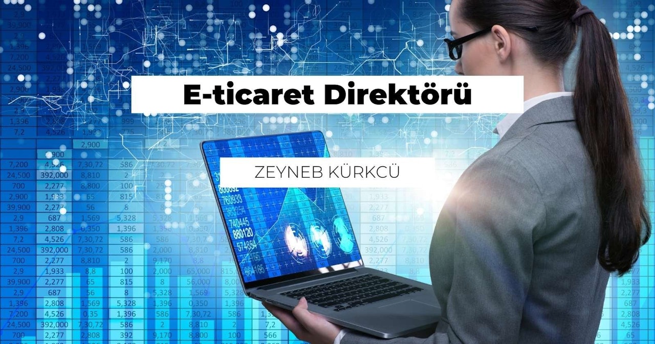 Bu resimde gri takım elbiseli, elinde dizüstü bilgisayar tutan bir kadın görülüyor. Uzun, kahverengi saçları omzunun üzerinden dökülüyor. Doğrudan kameraya bakıyor ve yakın çekim berrak, kahverengi gözlerini ortaya çıkarıyor. Küçük bir burun, ince dudaklar ve güçlü bir çene hattıyla yüz hatları iyi tanımlanmıştır. Saçları sıkı bir at kuyruğu şeklinde geriye doğru toplanmıştır. Dizüstü bilgisayarda beyaz bir arka plan üzerinde siyah bir D harfi görülüyor. Kadın odaklanmış ve kendinden emin görünüyor. Profesyonelce giyinmiş ve duruşu kendinden emin. Bu, kendi kaderinin kontrolünü eline alan bir kadının harika bir örneği.