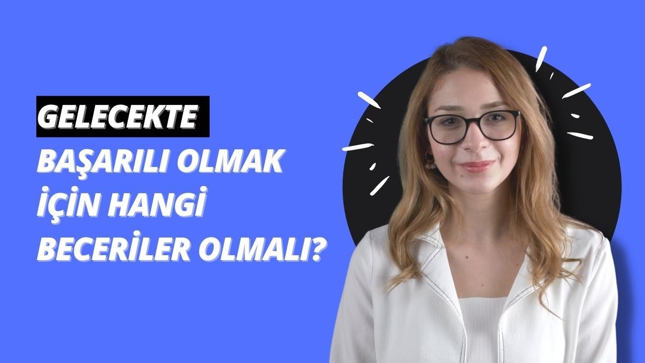 Sıcak gülümsemeli bir kadın beyaz bir gömlek ve gözlük takıyor. Başını hafifçe yana eğmiş, gözlükleri odanın ışığını yansıtıyor. Gözleri yukarı bakıyor, gülümserken dudakları hafifçe ayrılmış. Ellerini göğsünde birleştirmiş, saçları omuzlarından aşağı dökülüyor. Cildi kusursuz, gözleri parlak ve uyanık. İnkâr edilemez bir güven ve zarafet havasıyla ayakta duruyor. Duruşu rahat ve sakin, yüz ifadesi memnuniyeti gösteriyor. Güzelliği ve kendine güveni büyüleyici, varlığı büyüleyici. Gülümsemesi sıcaklık ve neşe saçan bir güzellik ve zarafet vizyonu.