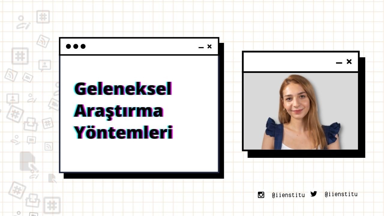 Genç bir kadın bilgisayarın önünde duruyor, beyaz bir gömlek giymiş ve kameraya gülümsüyor. Doğrudan kameraya bakıyor, yüzü aydınlanmış ve dudakları neşeli bir ifadeyle hafifçe ayrılmış. Arkasında, bilgisayar ekranında mor ve siyah bir metin görünüyor. Göğsü ön plandadır ve kolları yanlarında durmaktadır. Görüntü 1280 x 720 çözünürlüğe sahiptir.