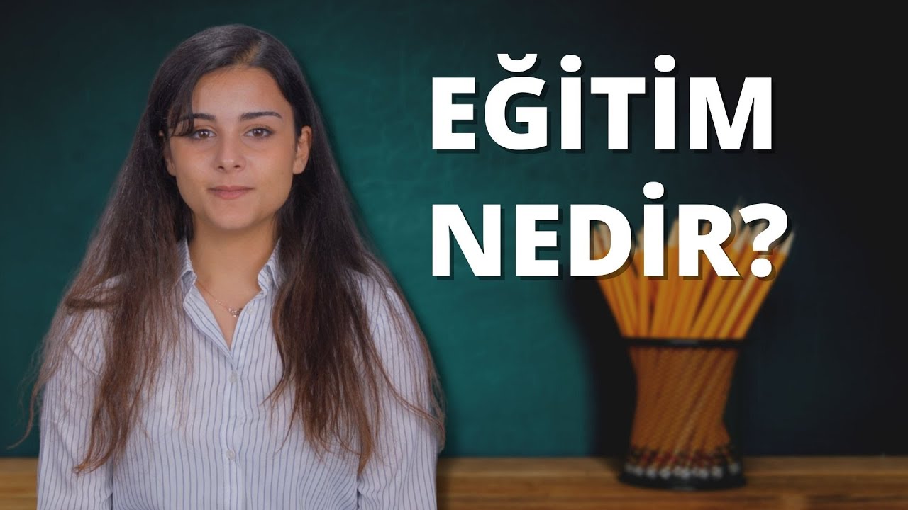 Beyaz bir tişört ve siyah kot pantolon giyen bir kadın kara tahtanın önünde duruyor. Uzun saçları gevşek bir at kuyruğu şeklinde geriye doğru toplanmıştır. Sağ elinde birkaç kalem, sol elinde ise içinde daha fazla kalem bulunan siyah bir tutacak tutmaktadır. Boynuna yakından bakıldığında narin bir kolye görülüyor. Arka plan canlı bir yeşil ve kara tahtanın üzerinde beyaz harflerle yazılmış bir tabelanın yakın çekimi var. Kara tahtanın önünde duran kadının kendine güvenen bir havası var. Bakışları kelimelere odaklanmış, sanki onları dikkatle inceliyor. Görüntü bir bilgi ve anlayış hissi uyandırıyor.