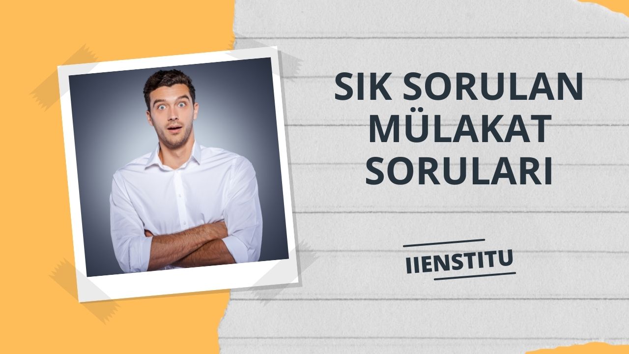 Sert ifadeli bir adam kollarını kavuşturmuş ayakta duruyor. Ciddi bir tavrı var ve gözlerini kocaman açmış doğrudan önüne bakıyor. Ağzı hafifçe açık ve kaşları hafifçe çatık. Kısa siyah saçları var ve gri bir tişört ile siyah bir pantolon giyiyor. Duruşu serttir ve kollarını göğsünün üzerinde sıkıca kavuşturmuştur. Gri fayanslı bir zemin üzerinde duruyor ve arka plan düz beyaz bir duvar. Işık parlak ve eşittir ve görüntü sakinlik ve tefekkür hissi verir.