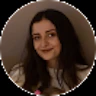 Uzun, dalgalı kahverengi saçlı genç bir kadın neşeyle gülümsüyor. Gözleri kapalı ve ağzı inci gibi beyaz dişlerini ortaya çıkaracak şekilde genişlemiş. Yanakları pembeleşmiş ve yüzü coşkuyla aydınlanmış. Sağlıklı, ışıltılı bir teni var ve saçları zarifçe omuzlarından aşağı dökülüyor. Rahat ve memnun görünüyor, pozitif enerji ve mutluluk yayıyor. Neşesi ve coşkusu bulaşıcıdır ve gülümsemesi bulaşıcıdır. Neşe ve memnuniyetin güzel bir örneği.