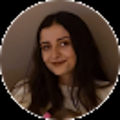 Uzun, dalgalı kahverengi saçlı genç bir kadın neşeyle gülümsüyor. Gözleri kapalı ve ağzı inci gibi beyaz dişlerini ortaya çıkaracak şekilde genişlemiş. Yanakları pembeleşmiş ve yüzü coşkuyla aydınlanmış. Sağlıklı, ışıltılı bir teni var ve saçları zarifçe omuzlarından aşağı dökülüyor. Rahat ve memnun görünüyor, pozitif enerji ve mutluluk yayıyor. Neşesi ve coşkusu bulaşıcıdır ve gülümsemesi bulaşıcıdır. Neşe ve memnuniyetin güzel bir örneği.