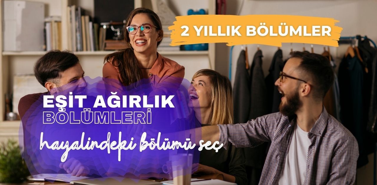 Bu resimde bir grup insan birlikte gülerken görülüyor, çerçevenin ortasında bir erkek ve kadın var. Adam sakallı ve gözlüklü, kadın ise mor bir arka plan giymiş. Her ikisi de ağızları açık bir şekilde gülümsüyor. Grubun solunda, üzerinde beyaz yazılar olan sarı bir tabela görülüyor. Arka planda beyaz bir duvarın ve bir kişinin elinin bulanık görüntüleri de var. Sahne neşe ve kahkahalarla dolu ve grup harika vakit geçiriyor gibi görünüyor.