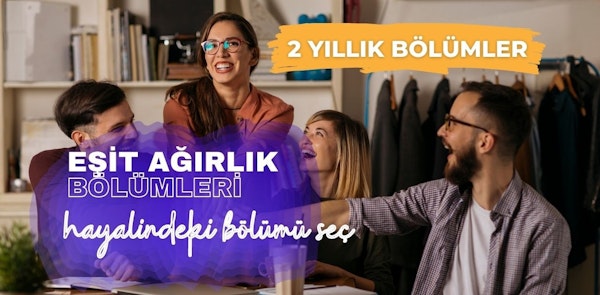 Bu resimde bir grup insan birlikte gülerken görülüyor, çerçevenin ortasında bir erkek ve kadın var. Adam sakallı ve gözlüklü, kadın ise mor bir arka plan giymiş. Her ikisi de ağızları açık bir şekilde gülümsüyor. Grubun solunda, üzerinde beyaz yazılar olan sarı bir tabela görülüyor. Arka planda beyaz bir duvarın ve bir kişinin elinin bulanık görüntüleri de var. Sahne neşe ve kahkahalarla dolu ve grup harika vakit geçiriyor gibi görünüyor.