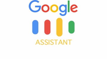 Bu görsel Google Asistan'ın logosunu göstermektedir. Beyaz kenarlıklı, biri sarı diğeri kırmızı iki dikdörtgen şekilden oluşmaktadır. Logonun ortasında beyaz zemin üzerinde büyük sarı bir harf yer alıyor. Bunun üzerinde Google Asistan kelimelerini oluşturan farklı şekillerde metin ve renkli harfler içeren daha küçük bir logo yer alıyor. Bunun altında ise kalın beyaz yazı tipiyle Google Assistant kelimelerinin yer aldığı daha küçük bir logo bulunuyor. Logonun tamamı açık mavi bir arka plan üzerine yerleştirilmiş. Sade ve modern olan logo, Google Asistan'ın kullanıcı dostu olduğu mesajını veriyor.