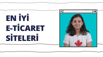 Beyaz bir arka planın önünde duran bir kadın, önünde Kanada bayrağı basılı bir gömlek giyiyor. Bayrak, beyaz bir alanın ortasında kırmızı bir akçaağaç yaprağı ve sol üst köşede siyah bir x işaretinden oluşuyor. Gülümsüyor, uzun kahverengi saçları omuzlarına dökülüyor. Gömlek yakından çekilmiş, böylece bayrağın detayları açıkça görülebiliyor. Gömleğin kumaşı açık mavi renktedir ve alt kısmında siyah ve mavi bir logo basılıdır. Kadının elleri ceplerinde ve arka planda güneş pırıl pırıl parlıyor.