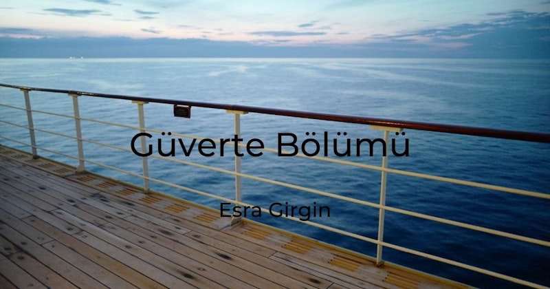 Bu görüntü okyanusa bakan ve yan tarafında bir korkuluk bulunan ahşap bir güverteye aittir. Korkuluk siyah ve beyaz dikey çıtalardan oluşuyor ve birkaç cıvata görünüyor. Güverte, ahşabın dokusunu öne çıkaran sıcak sarı bir ışıkla aydınlatılıyor. Gökyüzü parlak bir mavidir ve her tarafa dağılmış beyaz, kabarık bulutlar vardır. Parmaklıklara yakından bakıldığında mavi zemin üzerinde siyah bir harf görülüyor. Güverte huzurlu bir atmosfer sağlıyor ve korkuluktan okyanus manzarası nefes kesici.