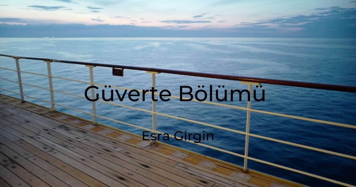 Bu görüntü okyanusa bakan ve yan tarafında bir korkuluk bulunan ahşap bir güverteye aittir. Korkuluk siyah ve beyaz dikey çıtalardan oluşuyor ve birkaç cıvata görünüyor. Güverte, ahşabın dokusunu öne çıkaran sıcak sarı bir ışıkla aydınlatılıyor. Gökyüzü parlak bir mavidir ve her tarafa dağılmış beyaz, kabarık bulutlar vardır. Parmaklıklara yakından bakıldığında mavi zemin üzerinde siyah bir harf görülüyor. Güverte huzurlu bir atmosfer sağlıyor ve korkuluktan okyanus manzarası nefes kesici.