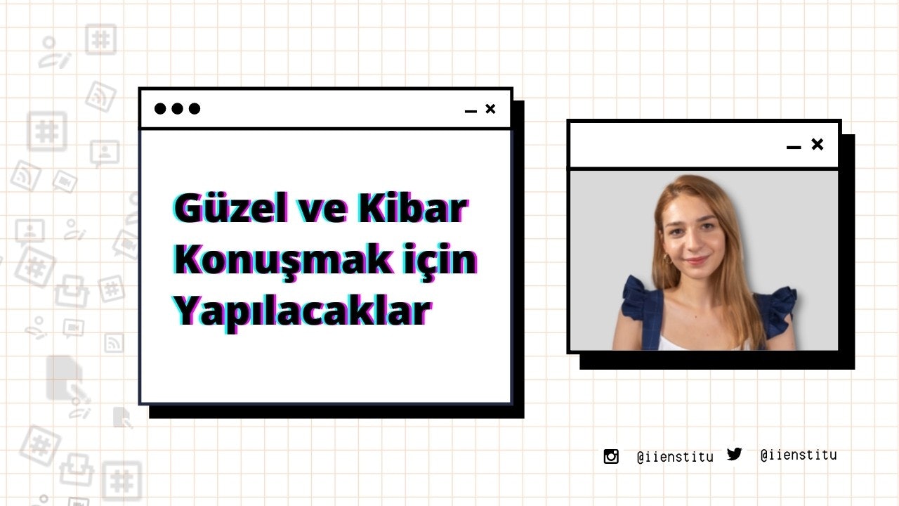 Beyaz gömlek giyen bir kadın kameraya gülümsüyor. Ellerini kavuşturmuş, başını hafifçe eğmiş ve yüzünde sıcak bir ifade var. Arka planda bir bilgisayarın ekran görüntüsü, yan tarafta ise bir cep telefonu ekranının görüntüsü var. Beyaz bilgisayar ekranında siyah ve mor bir metin ve üzerinde siyah bir sembol bulunan beyaz bir kare var. Kadının göğsü yakın plandadır ve gülümseyen yüzü saçlarıyla çerçevelenmiştir. Rahatlamış ve memnun görünüyor.