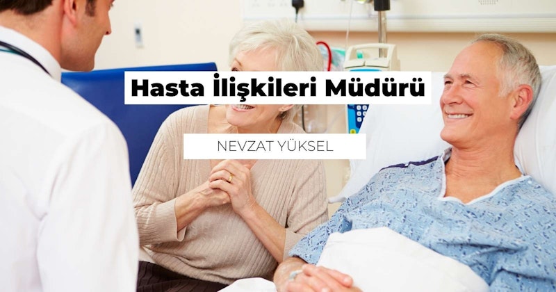 Bir kadın hastane yatağında oturuyor, üzerinde beyaz bir hastane önlüğü var. Elleri birbirine kenetlenmiş ve yüzünde bir gülümseme var. Fotoğraf kadının omzunun yakın çekimidir. Arka planda, yanındaki hastane yatağında bir adam var. Sağ üst köşede siyah beyaz bir logo var. Sağ alt köşede, hafifçe bulanıklaştırılmış bir erkek yüzünün yakın çekimi var. Sol üst köşede bir sandalyenin yakın çekimi ve sol alt köşede bir tabelanın yakın çekimi var. Son olarak, ortada bir kişinin saçının yakın çekimi var. Hepsi bir arada, görüntü zor bir durumda huzur ve rahatlık hissi veriyor.