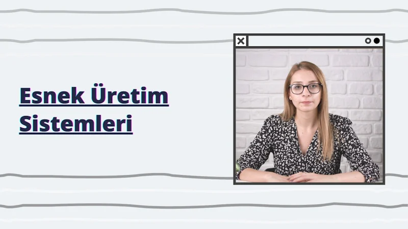 Siyah beyaz gömlek giymiş bir kadın arka planın önünde duruyor. Gözlük takıyor ve kıyafetini beyaz ve siyah çiçek desenli bir gömlek tamamlıyor. Saçları arkadan bağlanmış ve dümdüz karşıya bakıyor. Ön planda bir tabelanın üzerinde mavi ve siyah bir logo var. Kadının etrafı ağaçlar, çalılar ve çimenlerden oluşan doğal bir manzarayla çevrili. Gökyüzü parlak mavi ve güneş parlıyor. Kadın kendinden emin ve bulunduğu ortamdan memnun görünüyor. Kadın görüntünün odak noktası ve varlığı hissediliyor.