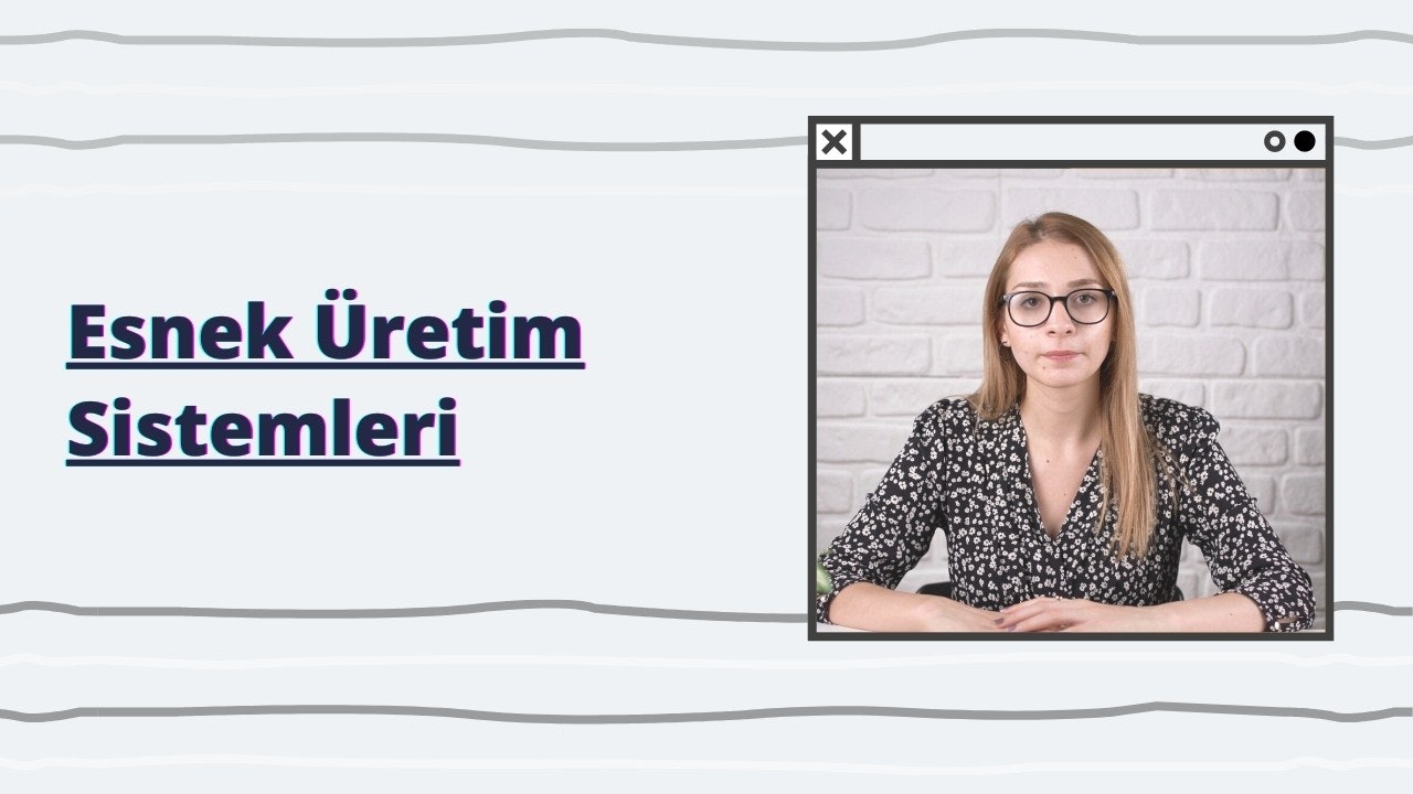 Siyah beyaz gömlek giymiş bir kadın arka planın önünde duruyor. Gözlük takıyor ve kıyafetini beyaz ve siyah çiçek desenli bir gömlek tamamlıyor. Saçları arkadan bağlanmış ve dümdüz karşıya bakıyor. Ön planda bir tabelanın üzerinde mavi ve siyah bir logo var. Kadının etrafı ağaçlar, çalılar ve çimenlerden oluşan doğal bir manzarayla çevrili. Gökyüzü parlak mavi ve güneş parlıyor. Kadın kendinden emin ve bulunduğu ortamdan memnun görünüyor. Kadın görüntünün odak noktası ve varlığı hissediliyor.