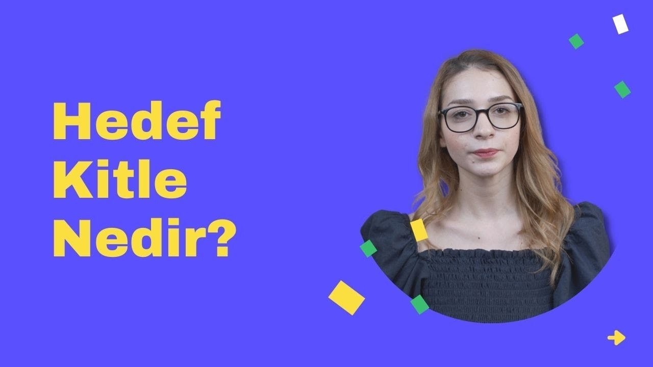 Gözlüklü bir kadın doğrudan kameraya bakmaktadır. Gözlerinde kararlı bir ifade vardır ve saçları arkaya doğru toplanmıştır. Mavi bir gömlek giymiş, boynunda sarı ve mavi desenli bir eşarp var. Arkasında düz mavi bir fon vardır. Çerçevenin sağ alt köşesinde sarı harflerle sarı dikdörtgen bir tabela var. Kendinden emin ve güçlü görünen kadın, yüzünde hafif bir gülümsemeyle ileriye bakıyor. Mavi fonda göze çarpan kadının gözlükleri etrafındaki ışığı yansıtıyor.