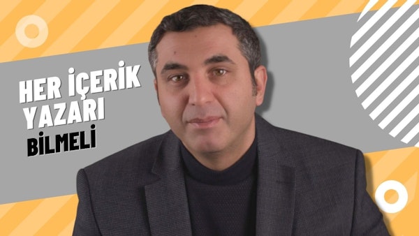 Takım elbiseli bir adam kameranın önünde durmaktadır. Adamın orta uzunlukta kahverengi saçları vardır ve siyah bir gömlek giymektedir. Yüzünde ciddi bir ifade vardır ve çenesi hafifçe kalkıktır. Dudakları hafifçe ayrıktır ve gözleri ileriye odaklanmıştır. Yakın çekimde kulakları görünür ve boynu hafifçe bükülmüştür. Adamın üzerinde tam takım bir elbise, altında beyaz bir gömlek ve siyah bir ceket vardır. Elleri birbirine kenetlenmiş ve duruşu diktir. Takım elbisesi tam oturmuş ve kendinden emin ve sakin görünüyor. Arka plan bulanıklaştırılarak odağın adamda kalması sağlanmış. Uzun boylu ve güçlü duruyor, önündeki her türlü zorluğu üstlenmeye hazır.