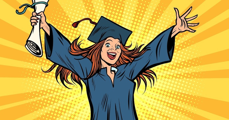 Bu resim mezuniyet cübbesi giymiş bir kadını gösteriyor. Omuzlarından aşağı dökülen uzun kızıl saçları var ve mavi bir gömlek giyiyor. Başındaki siyah mezuniyet kepi görünümünü tamamlıyor. Kollarını iki yana açmış bir şekilde ayakta duruyor ve yüzü hafifçe yana dönük. Yüz ifadesi nötr ve geniş bir gülümsemesi var. Arkasında, görüntüye neşe ve başarı havası katan parlak bir ışık var. Kadın başarısından gurur duyuyor gibi görünüyor ve dünyayı ele geçirmeye hazır.