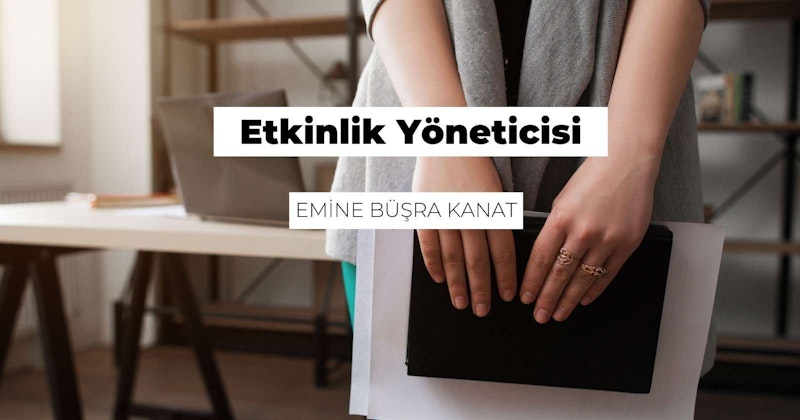 Genç bir kadın aydınlık bir odada durmuş, elindeki siyah ciltli kitaba bakmaktadır. Elleri birkaç yüzükle süslenmiş ve tırnakları kırmızının koyu bir tonuna boyanmış. Arka planda, ahşap bir masanın üzerinde bir dizüstü bilgisayar ve duvarda bir ray görülüyor. Dizüstü bilgisayar ekranında siyah beyaz bir logo ve ön planda siyah beyaz logolu bir tabela görülüyor. Kadının parmağındaki yüzüğün yakın çekimi de görülebiliyor. Kadın kitap okuyor gibi görünüyor, yüz ifadesi düşünceli ve odaklanmış.