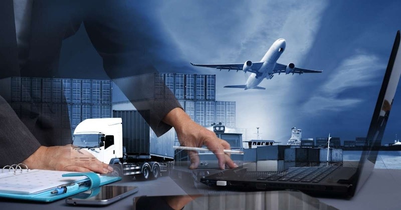 Bir kalemi sıkıca kavramış bir elin yakın plan çekimi. El bir dizüstü bilgisayarın üzerinde durmakta ve kalem ekrana hafifçe dokunmaktadır. Elin üzerinde uzakta uçan bir uçak görülüyor, kanatları genişçe açılmış ve gövdesi ışıkta parlıyor. El, koyu arka planla kontrast oluşturarak görüntünün ana odağı haline geliyor. Dizüstü bilgisayar açık mavi renkte ve etrafında beyaz bir kenarlık görülüyor. Arka planda üzerinde kalem olan küçük bir pano ve en sağ köşede bir kamyon görülüyor. Görüntü, teknolojinin her zaman gelişmekte olduğunu hatırlatıyor ve onunla etkileşim kurmak için ellerimizi nasıl kullandığımıza dair harika bir örnek teşkil ediyor.