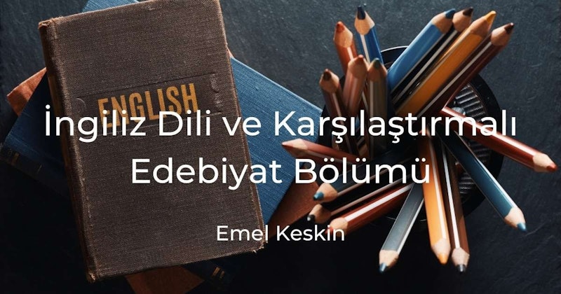 Üzerinde bir grup kalem ve bir kitap bulunan bir masanın yakın çekimi. Kitap mavi renkte ve üzerinde kırmızı ve sarı geometrik şekiller olan beyaz bir kapağı var. Kalemler bir kabın içine dizilmiş ve sarı, yeşil, pembe ve turuncu dahil olmak üzere farklı renklerde. Fincana yakın bir yerde de siyah ve turuncu çizgili bir tasarıma sahip tek bir kalem bulunmaktadır. Görüntü, her ikisi de net bir şekilde görülebilen kalemlere ve kitaba odaklanıyor. Resmin arka planı koyu ve bulanıktır.