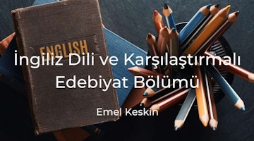 Üzerinde bir grup kalem ve bir kitap bulunan bir masanın yakın çekimi. Kitap mavi renkte ve üzerinde kırmızı ve sarı geometrik şekiller olan beyaz bir kapağı var. Kalemler bir kabın içine dizilmiş ve sarı, yeşil, pembe ve turuncu dahil olmak üzere farklı renklerde. Fincana yakın bir yerde de siyah ve turuncu çizgili bir tasarıma sahip tek bir kalem bulunmaktadır. Görüntü, her ikisi de net bir şekilde görülebilen kalemlere ve kitaba odaklanıyor. Resmin arka planı koyu ve bulanıktır.