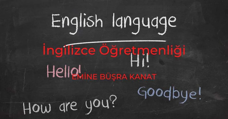 Bu görüntü, üzerine beyaz yazılar yazılmış bir kara tahtayı gösteriyor. Yakın çekim bir fotoğraf gibi görünmektedir ve tahta çerçevenin büyük bir kısmını kaplamaktadır. Beyaz metin kalın, net bir yazı tipiyle yazılmış ve tahtaya yayılmış. Tahtanın alt kısmına yakın bir yerde kırmızı bir metin de var ve genel görüntüye biraz kontrast katıyor. Tahta tipik bir okul kara tahtası gibi görünüyor, arka planda biraz toz ve tebeşir kalıntısı görülüyor. Sağ üst köşede bir çeşit eğitim amacını ima eden bir soru işareti var. Tahta, birkaç küçük detayın görülebildiği siyah bir çerçeve ile çerçevelenmiş. Resmin aydınlatması doğal, tahtayı ve içindekileri eşit şekilde aydınlatıyor. Genel olarak bu görüntü, bilgi dolu bir panonun bulunduğu bir eğitim ortamını tasvir ediyor.