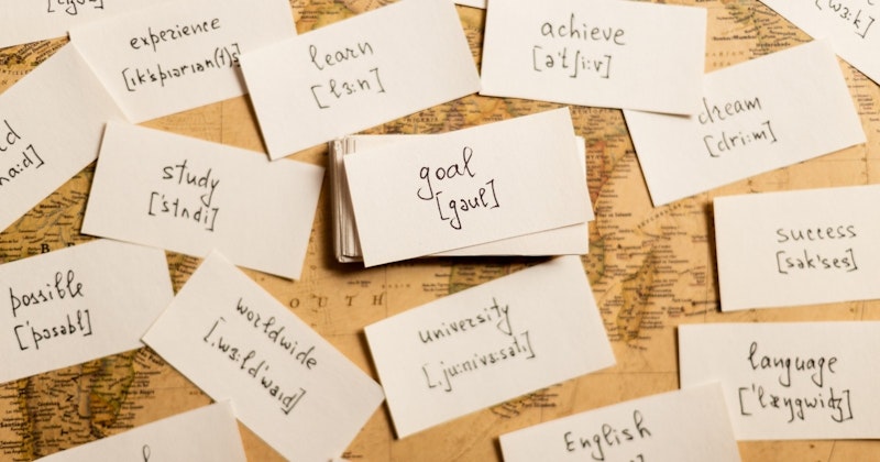 Bu görüntü, bir dünya haritası üzerinde bir grup beyaz kartvizitin yakın çekimini göstermektedir. Kartların üzerinde siyah yazılar var ve harita renkli ülkeler ve kıtalarla dolu. Kartlar haritanın sol üst köşesine yerleştirilmiş ve yakın çekim yazının karmaşık ayrıntılarını ortaya çıkarıyor. Metin siyah bir yazı tipiyle düzgün bir şekilde yazılmış gibi görünüyor ve kolayca okunabiliyor. Harita dünyanın bir temsilidir ve ülkelerin renkleri ve şekilleri kolayca tanınabilir. Resmin arka planı açık grimsi mavidir ve resmin genel kontrastına katkıda bulunur. Bu resim, resim altyazısı için bir veri kümesi hazırlamak veya bir coğrafya projesinde kullanmak gibi çeşitli amaçlar için kullanılabilir.