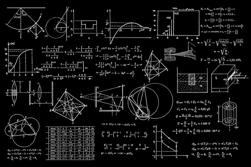Üzerine çeşitli matematiksel denklemler ve formüller çizilmiş bir kara tahta. Tahtanın ortasında çizgi ve noktalardan oluşan bir üçgen diyagramı var. Üçgenin sağında çizgi ve üçgenlerden oluşan bir daire diyagramı. Tahtanın sol tarafında çizgiler ve noktalardan oluşan başka bir daire şeması vardır. Tahtanın altında, üzerinde sayılar ve semboller yazılı bir tablo vardır. Üçgenin üstünde bir ışık kaynağı diyagramı vardır. Işık kaynağının sağında bir su seviyesi diyagramı vardır. Tablonun solunda matematiksel bir denklemin şeması yer almaktadır. Yazı tahtası beyaz bir kenarlıkla çevrilidir.