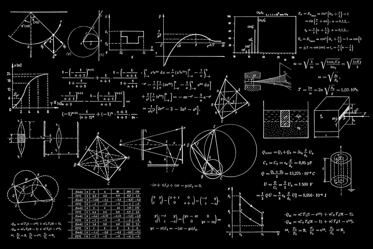 Üzerine çeşitli matematiksel denklemler ve formüller çizilmiş bir kara tahta. Tahtanın ortasında çizgi ve noktalardan oluşan bir üçgen diyagramı var. Üçgenin sağında çizgi ve üçgenlerden oluşan bir daire diyagramı. Tahtanın sol tarafında çizgiler ve noktalardan oluşan başka bir daire şeması vardır. Tahtanın altında, üzerinde sayılar ve semboller yazılı bir tablo vardır. Üçgenin üstünde bir ışık kaynağı diyagramı vardır. Işık kaynağının sağında bir su seviyesi diyagramı vardır. Tablonun solunda matematiksel bir denklemin şeması yer almaktadır. Yazı tahtası beyaz bir kenarlıkla çevrilidir.