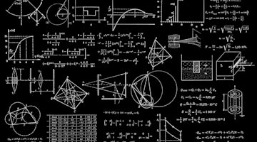 Üzerine çeşitli matematiksel denklemler ve formüller çizilmiş bir kara tahta. Tahtanın ortasında çizgi ve noktalardan oluşan bir üçgen diyagramı var. Üçgenin sağında çizgi ve üçgenlerden oluşan bir daire diyagramı. Tahtanın sol tarafında çizgiler ve noktalardan oluşan başka bir daire şeması vardır. Tahtanın altında, üzerinde sayılar ve semboller yazılı bir tablo vardır. Üçgenin üstünde bir ışık kaynağı diyagramı vardır. Işık kaynağının sağında bir su seviyesi diyagramı vardır. Tablonun solunda matematiksel bir denklemin şeması yer almaktadır. Yazı tahtası beyaz bir kenarlıkla çevrilidir.