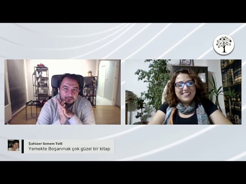 Bir erkek ve kadın karşı karşıya durmuş telefonla konuşmaktadır. Adam bir sandalyede oturmakta, beyaz bir gömlek ve siyah bir pantolon giymektedir. Kadın gözlük ve eşarp takmış, saçlarını arkadan bağlamış. Arkalarında üzerinde daireler ve noktalar olan siyah bir ağaç var. Adamın yüzüne yakından bakıldığında gözlerinin kapalı olduğu ve dudaklarının gülümsediği görülüyor. Arka planda, bir insanın kafasının bulanık bir görüntüsü görülebiliyor. Bir binanın önünde yeşil bir bitki ve içinde bir bitki yetişen daha küçük bir saksı var. Kadın bir eşarp takıyor ve ellerini önünde kavuşturmuş. İkili arasındaki konuşma neşe ve kahkaha doludur.