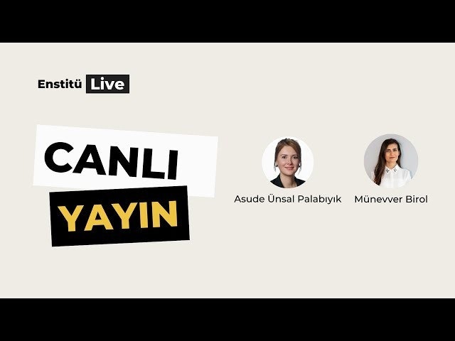 Bir grup kadın rahat bir şekilde bir arada durmaktadır ve grubun ortasında bir kadın vardır. Uzun, siyah saçları var ve beyaz bir gömlek giyiyor. Doğrudan kameraya gülümsüyor, gözleri keyifle parıldıyor. Solunda açık kahverengi saçlı, mavi gömlekli ve kameradan uzağa bakan bir kadın var. Sağında ise koyu kahverengi saçlı, siyah gömlekli bir kadın doğrudan kameraya bakıyor ve dostça bir ifade takınıyor. Kadınların hepsi yirmili yaşlarının ortasında görünüyor ve arka plan yumuşak, puslu bir yeşil.