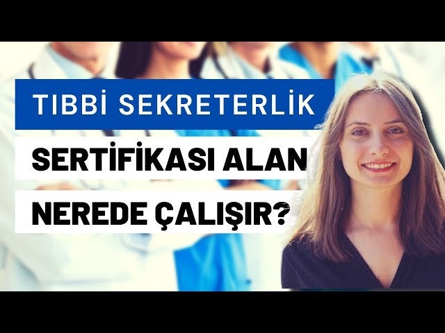 Bir kadın bir grup insanın ortasında duruyor ve genişçe gülümsüyor. Uzun saçlı ve mavi bir bluz giyiyor. Arkasında, üzerinde beyaz yazılar olan büyük mavi bir tabela görülüyor. Solda bir kişinin boynunun bulanık bir görüntüsü ve altında beyaz zemin üzerine siyah bir harf görülüyor. Sağda, beyaz zemin üzerine siyah bir yazı ile birlikte bir kişinin boynunun benzer bulanık bir görüntüsü görülüyor. Ön planda bir kadının göğsünün yakın çekimi ve arka planda gülümseyen yüzü görülüyor. Kadının etrafı, yüzleri kendisine dönük bir grup insanla çevrilidir.