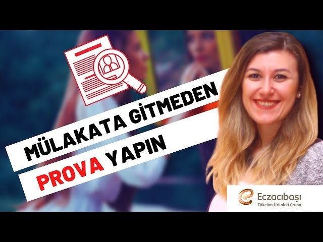 Gülümseyen genç bir kadının yakın plan portresi. Parlak gözleri ve geniş, dostça bir sırıtışı var. Saçları arkaya toplanmış ve üzerinde mavi desenli beyaz bir gömlek var. Bir elinde büyüteç, diğer elinde bir kağıt parçası tutuyor. Ön planda kalın harflerle yazılmış bir tabelanın yakın çekimi var. Tabela beyaz, mavi metinli ve sarı kenarlıklı. Kadın doğrudan kameraya bakıyor gibi görünüyor, ifadesi dostça ve davetkâr. Arka plan düz beyaz bir duvar. Portre iyi aydınlatılmış bir odada çekilmiş ve sıcak, davetkâr bir atmosfere sahip. Bu görüntü, anın güzelliğini yakalayan benzersiz, zamansız bir kaliteye sahip.