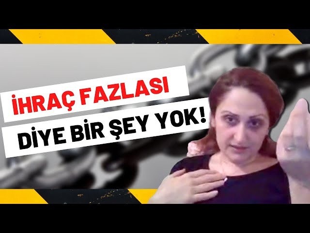 Bir kadın ellerini göğsünde birleştirmiş ayakta duruyor. Beyaz bir gömlek giymiş ve yüzünü çerçeveleyen uzun perçemli kızıl saçları var. Gözleri kapalı ve yüz ifadesi huzurlu. Sol elini hafifçe kaldırmış ve sağ elini göğsüne koymuş, parmaklarını açmış. Arka planda, bir kişinin yüzünün bulanık bir görüntüsü ve kırmızı metinli beyaz bir işaret var. Kadın bu anda memnun ve rahat görünüyor. Kadının giysileri ve saç rengi sessiz arka planda göze çarpıyor.