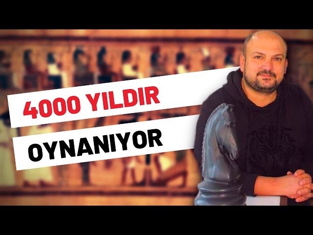 Beyaz gömlek ve mavi kot pantolon giyen bir adam beyaz bir atın yanında durmaktadır. At kameraya dönüktür ve siyah bir yelesi ve kuyruğu vardır. Adam kameradan uzağa bakıyor ve keçi sakalı var. Arka planda beyaz zemin üzerinde siyah yazılar olan bir tabela var. Ayrıca bir masanın üzerinde duran bir kişinin elinin bulanık bir görüntüsü de var. Sahne, siyah desenli siyah bir arka planla çerçevelenmiştir.