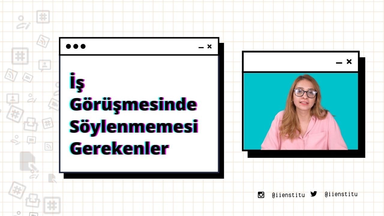 Gözlüklü ve pembe gömlekli bir kadın bilgisayar ekranının önünde oturuyor. Kadın dikkatle ekrana bakmakta, gözleri ekrandaki çeşitli unsurlara odaklanmış durumda. Ekranda, sol tarafında siyah ve kırmızı bir çizgi bulunan beyaz bir kare ile bir bilgisayar ızgarasının ekran görüntüsü var. Kadının sağında ise aynı tabloyu gösteren bir cep telefonu var. Arka planda siyah bir kuş beyaz bir karenin üzerine tünemiş. Kadının gözlükleri ekrandan gelen ışığı geri yansıtıyor ve saçları düzgünce geriye taranmış. Etrafındaki ortam sakin ve huzurlu.