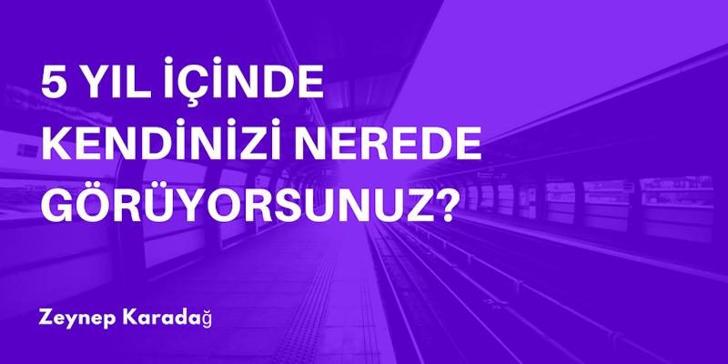 Bu görüntü, tren rayları, beyaz harfli mavi beyaz bir tabela ve beyaz metinli mor bir tünelden oluşan bir arka plan üzerinde mor ve beyaz bir metin kaplamasını göstermektedir. Görüntünün ortasında beyaz harflerle yazılmış büyük bir mor ve beyaz tabela, sağ köşede ise beyaz harflerle yazılmış daha küçük bir mor tabela yer almaktadır. Metin kaplaması, kelimelerin mor arka plandan sıyrıldığı büyük bir metin bloğu gibi görünüyor. Tren rayları tünele giriyor gibi görünmektedir ve mavi beyaz tabela tünelin girişinde yer almaktadır. Mor ve beyaz tabeladaki beyaz metin ve beyaz metinli mor tünelin seçilmesi zordur, ancak mor ve beyaz metin kaplaması açıkça görülebilir ve okunabilir.