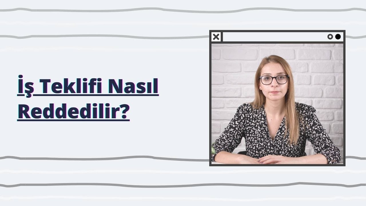 Çerçevede siyah beyaz gömlek giymiş bir kadın duruyor. Gözlük takmış ve gömleği çiçek desenli. Çerçevenin ortasında, üzerinde yazı ve semboller bulunan bir tabelanın yakın çekimi yer alıyor. Kadın siyah bir gömlek giymiş ve gözlük takmıştır. Arka planda siyah çizgilerle beyaz bir zemin var. Çerçevenin sağ alt köşesinde bir kişinin kolunun yakın çekimi var. Son olarak, çerçevenin sol üst köşesinde uzun bir çizgi ile uzun beyaz bir nesne görülebilir. Çerçevedeki kadın kıyafetleri içinde rahat ve kendinden emin görünüyor, çerçevenin büyük kısmını kaplıyor ve kendinden emin bir şekilde duruyor.