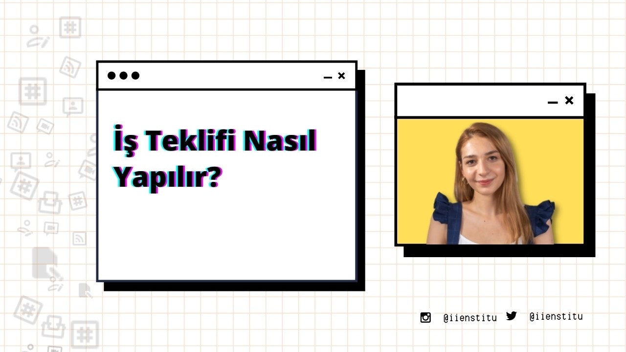 Bu, kameraya gülümseyen bir kadını gösteren bir bilgisayar ekranının ekran görüntüsüdür. Kırmızı çizgi desenli beyaz bir üst giymiş, başı hafifçe yana eğilmiş ve ağzı neşeli bir ifadeyle hafifçe açık. Yüzünün sağında siyah ve mavi bir metin kutusu var. Sol alt köşede küçük bir cep telefonu ekran görüntüsü var. Arka plan düz beyaz bir kağıt. Görüntü çok net ve ayrıntılıdır ve 1280x720 çözünürlüğe sahiptir.