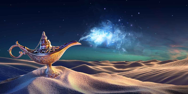 Çölün ortasında tek başına duran lambanın Alaaddin tarzı altın rengi tabanı kumun parlak beyazıyla tezat oluşturuyor. Yakın çekim, lambanın etrafına karmaşık bir şekilde örülmüş zinciri ortaya çıkarıyor. Arka planda, gökyüzünde yükselen mavi bir dumanla birlikte bir dizi kum tepesi görülebiliyor. Sahne lambanın ışığıyla aydınlanmakta ve çölde gizemli bir atmosfer yaratmaktadır. Işık kumdan yansıyarak eşsiz ve büyüleyici bir manzara yaratıyor.