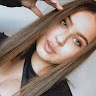 Bu, uzun, siyah saçları yüzünden geriye doğru toplanmış bir kadın resmi. Gözleri kapalı ve dudakları huzurlu bir ifadeyle hafifçe ayrılmış. Düz beyaz bir gömlek giymiş gibi görünüyor ve boynundan aşağı sarkan zarif bir kolyesi var. Saçları uzun ve parlaktır ve hafif dalgalar halinde sırtından aşağı dökülmektedir. Hoş bir arka plana sahip sıcak ve davetkâr bir ortamdadır. Yüzünde hafif bir gülümsemeyle rahat ve mutlu görünüyor. Belli ki rahat ve çevresiyle barışık. Güzelliği büyüleyici ve duruşu büyüleyici.