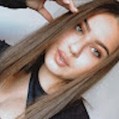 Bu, uzun, siyah saçları yüzünden geriye doğru toplanmış bir kadın resmi. Gözleri kapalı ve dudakları huzurlu bir ifadeyle hafifçe ayrılmış. Düz beyaz bir gömlek giymiş gibi görünüyor ve boynundan aşağı sarkan zarif bir kolyesi var. Saçları uzun ve parlaktır ve hafif dalgalar halinde sırtından aşağı dökülmektedir. Hoş bir arka plana sahip sıcak ve davetkâr bir ortamdadır. Yüzünde hafif bir gülümsemeyle rahat ve mutlu görünüyor. Belli ki rahat ve çevresiyle barışık. Güzelliği büyüleyici ve duruşu büyüleyici.